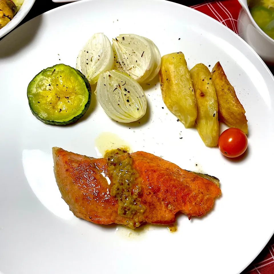 サーモンのソテー❣️自家製野菜のグリル焼き添え|ひだまり農園さん