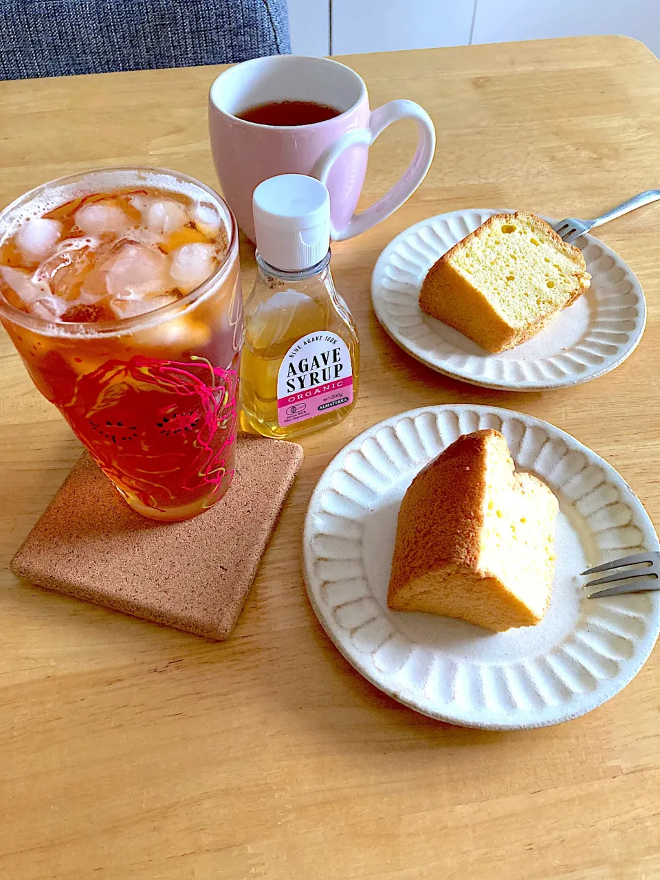 レモン🍋シフォンケーキとタイ🇹🇭紅茶(私はホットで旦那様はアイス)で休日のおやつ。|さくたえさん