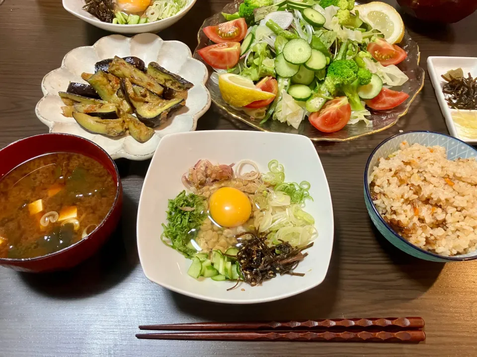 出汁から作った鶏とタケノコの玄米50%炊き込みご飯 家庭菜園から来た(頂き物)野菜達が入ったサラダと茄子の味噌炒め、納豆卵薬味たっぷり  赤だし|tatsuponさん