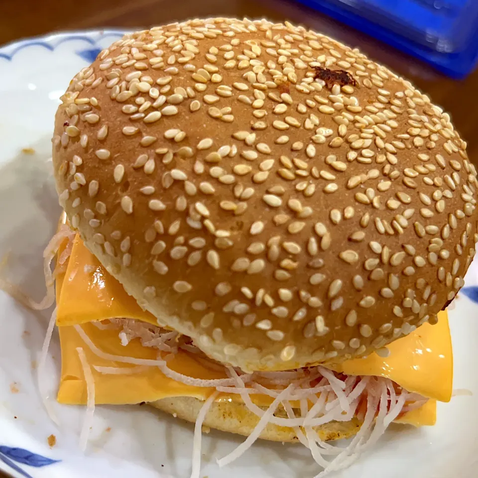 Snapdishの料理写真:刺身のつまチーズバーガー|stalinさん