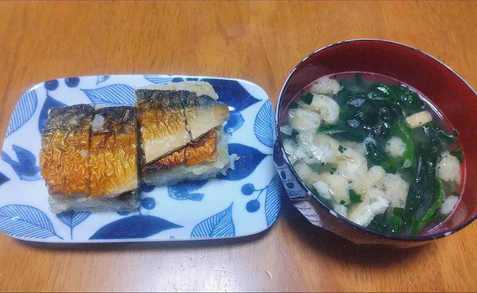 Snapdishの料理写真:2024 0605　焼き鯖の押し寿司　ほうれん草と油揚げのお味噌汁|いもこ。さん