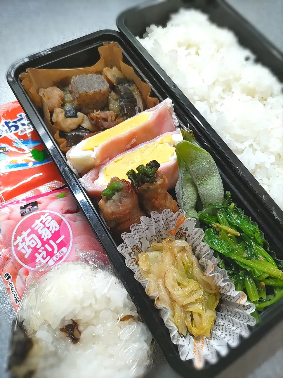 Snapdishの料理写真:本日のお弁当
作り置き豚こま茄子こんにゃく味噌炒め
レンジでハムエッグ
ピーマン豚巻き
作り置き白菜ナムル
ほうれん草胡麻和え自然解凍枝豆|Kaoriさん