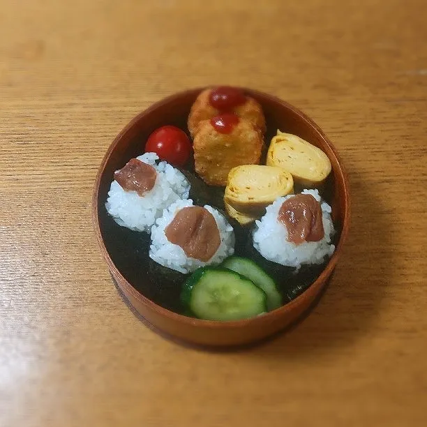 6月24日お弁当
梅おにぎり
チキンナゲット
卵焼き
ミニトマト
きゅうりの浅漬け|シロクマさん