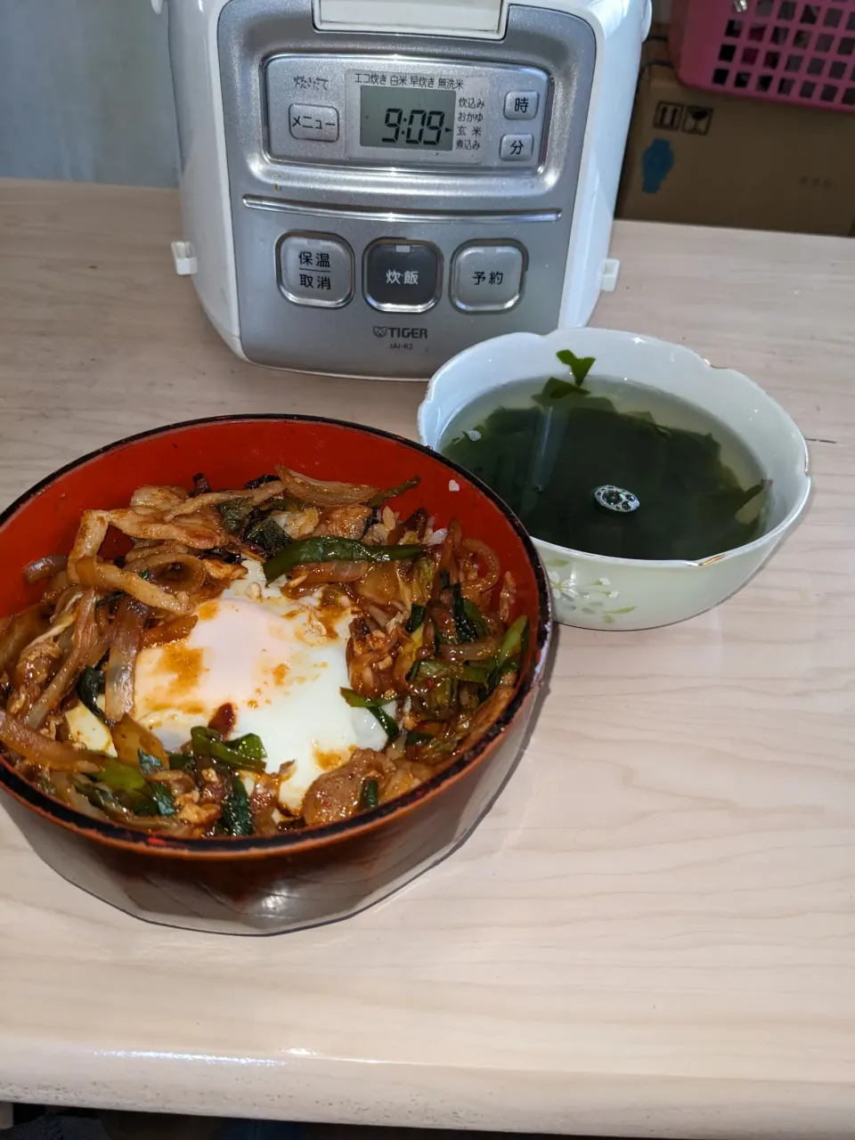 2024/06/24の食事メニューは目玉焼きトッピング豚キムチ丼セット
・豚キムチ丼具材等（豚バラ肉＋玉葱＋韮＋キムチ＋桃屋キムチの素＋日本酒＋水）
・わかめスープ（乾燥わかめ＋顆粒あごだし＋水）
・目玉焼き|Tarou  Masayukiさん