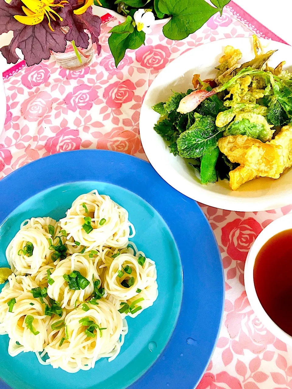 Snapdishの料理写真:今日の朝ごはんは生冷麦と家庭菜園の収穫野菜で天ぷら🌱🫛🥬|HAMI69さん