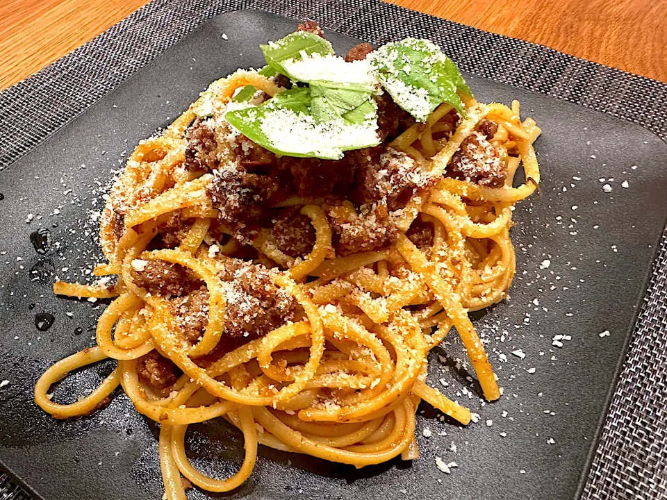 旦那作🧑‍🍳　ボロネーゼ🍝　ソースがめっちゃ上手に出来ました👏　大量に作って貰って冷凍に。ミートソース有ればアレンジ自在〜🙌|BUBUさん