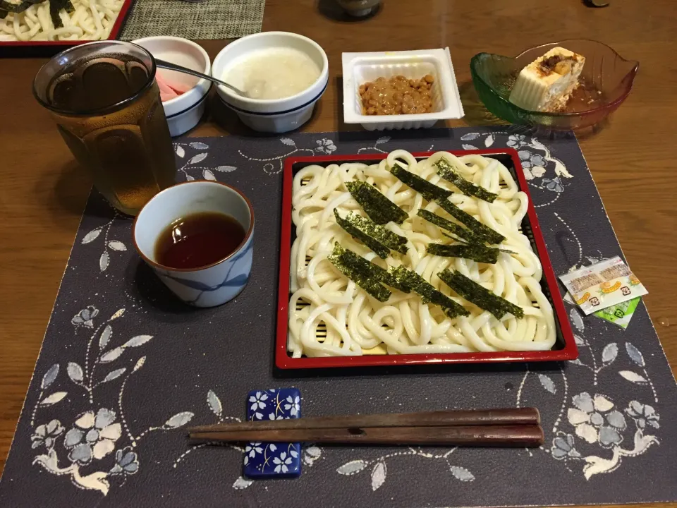 Snapdishの料理写真:ざるうどん、大根おろし、納豆、細切りロースハム、自家栽培の刻み青唐辛子、冷奴、六条麦茶(昼飯)|enarinさん