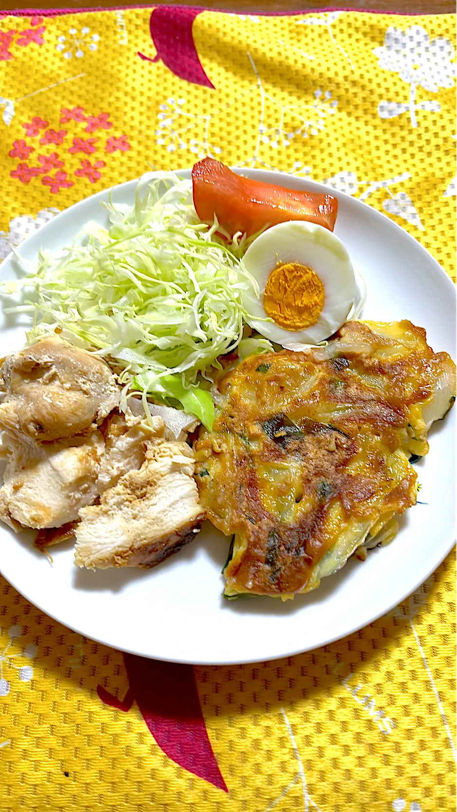 鶏胸肉の醤油麹漬け焼き　玉ねぎチヂミ　茹で卵　トマト🍅　キャベツ🥬|4jinoanataさん