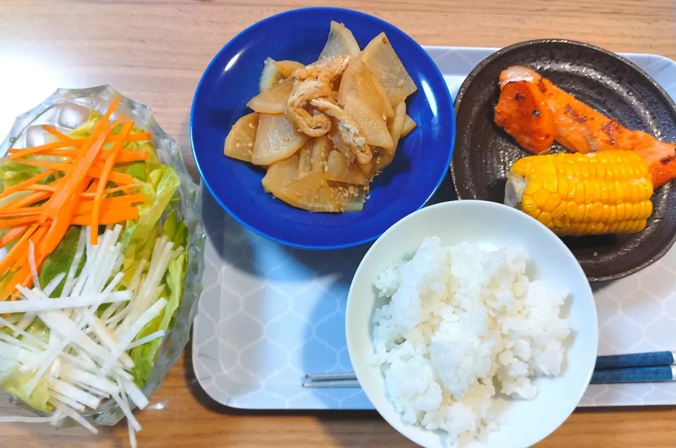 油揚げと大根の煮物
とうもろこし丸かじり
鮭の西京焼き
サラダ|さゆさん