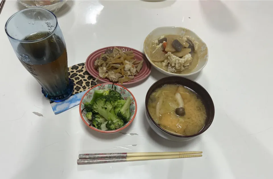 Snapdishの料理写真:晩御飯☆きんぴらごぼう☆モツ煮☆ブロッコリーの和え物☆みそ汁（キャベツ・しめじ・厚揚げ）|Saharaさん