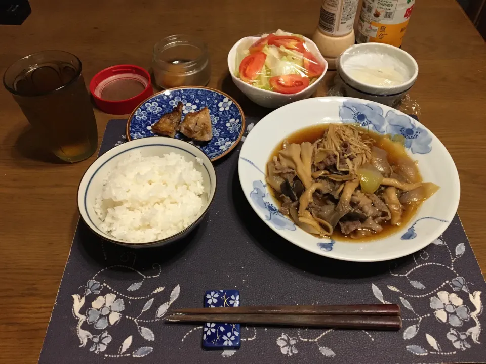 ご飯、牛すき煮、ポークソテー、トマトとレタスのサラダ、大根おろし、沢庵、六条麦茶(夕飯)|enarinさん