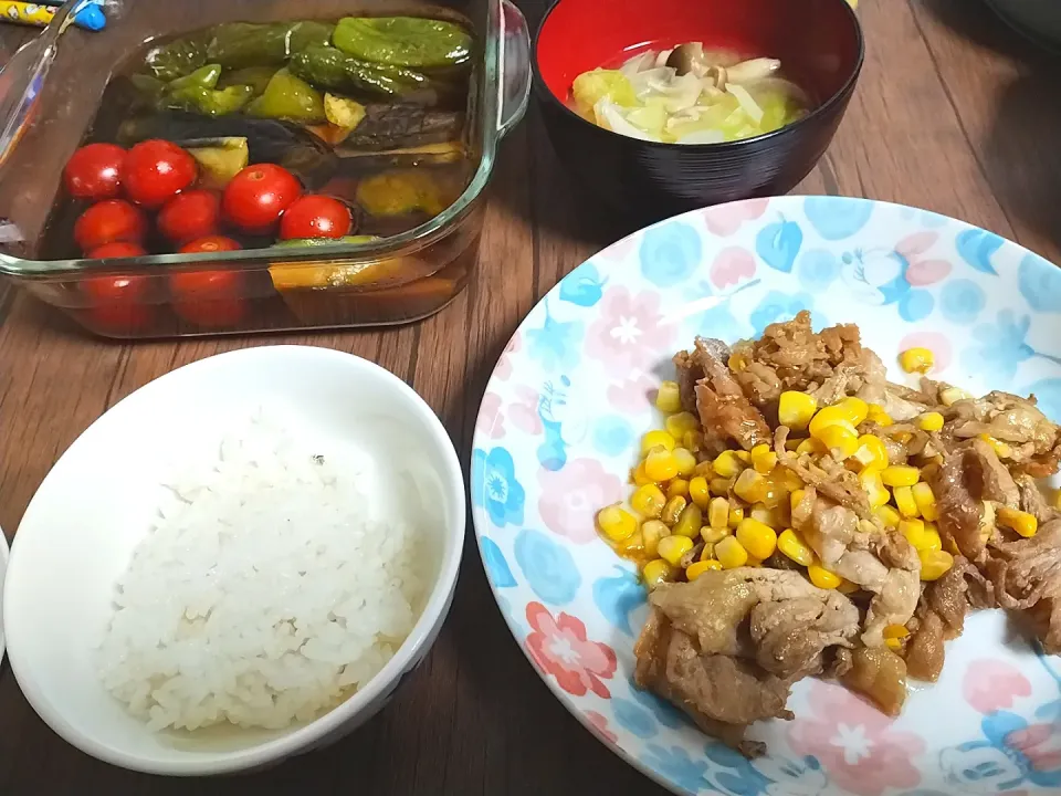 Snapdishの料理写真:豚肉ととうもろこしの甘辛炒め
夏野菜の揚げ浸し
キャベツと玉ねぎの味噌汁|尚さん