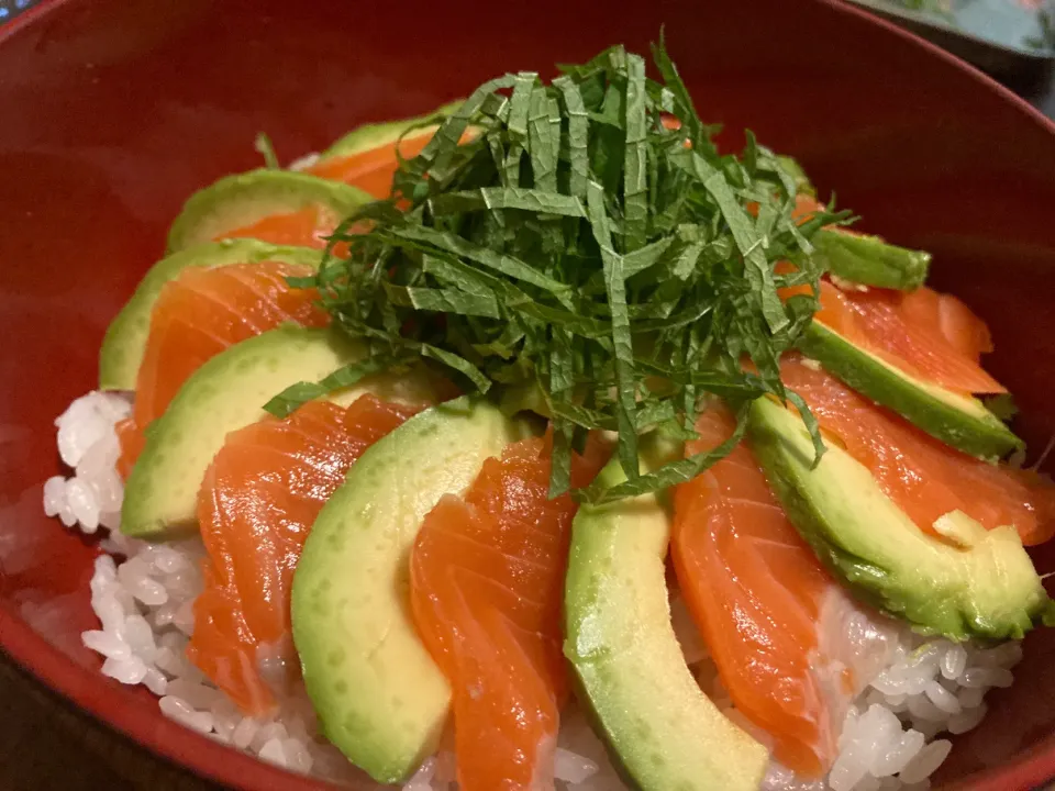 山口養魚場のサーモンとアボカド丼|豆柴さん