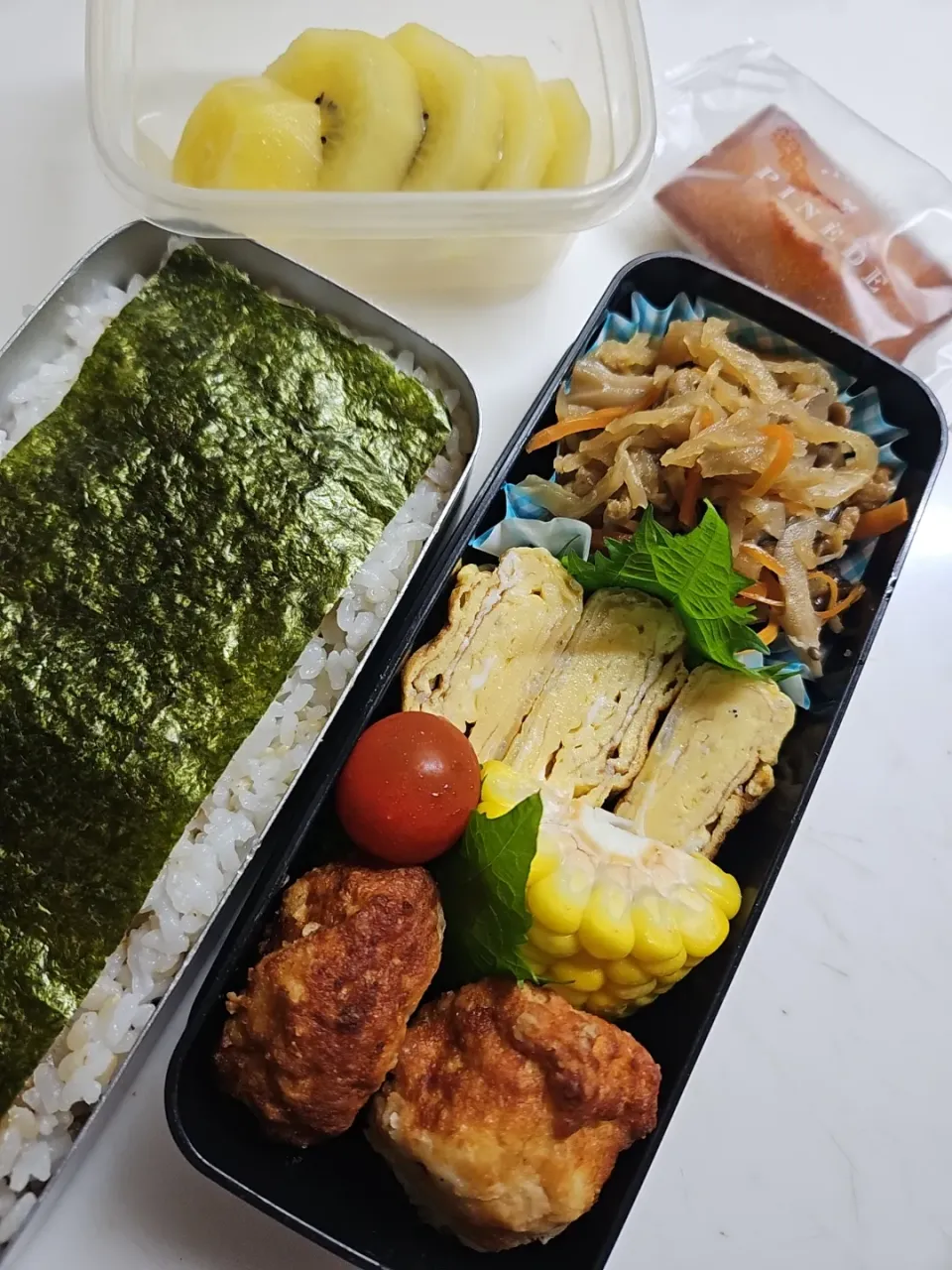 ☆高１弁当☆玄米入りオカカ海苔ごはん、切干大根、シラス卵焼き、とうもろこし、豆腐ナゲット、キウイ、フィナンシェ|ｼｮｺﾗさん