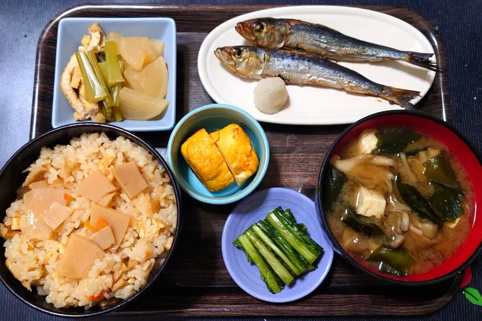 今日の朝ごはんは（筍の炊き込みご飯、めざし、卵焼き、かぶと油揚げの煮物、舞茸のみそ汁、野沢菜漬け）|Mars＠釜飯作り研究中さん