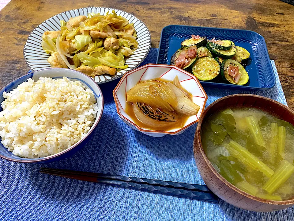 キャベツと胸肉の生姜炒め　ズッキーニとベーコン（粉チーズ）　新玉ねぎの焼き浸し　発芽玄米　味噌汁|♡misaki♡さん