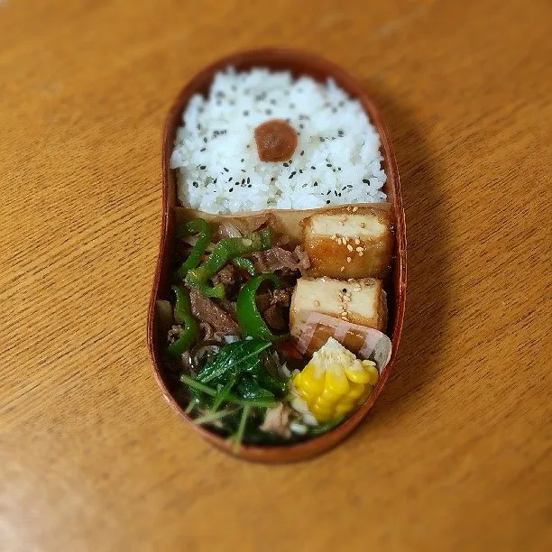 6月25日お弁当
牛肉・ピーマン・人参・玉ねぎの甘辛炒め
肉巻き厚揚げ
とうもろこし
水菜・塩昆布・ツナ和え|シロクマさん