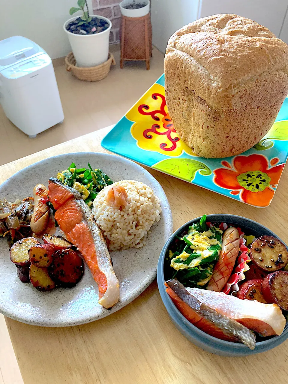 朝ごはん用の焼きたて全粒粉食パン🍞と旦那さんお弁当オカズとmyランチプレート🌱|さくたえさん