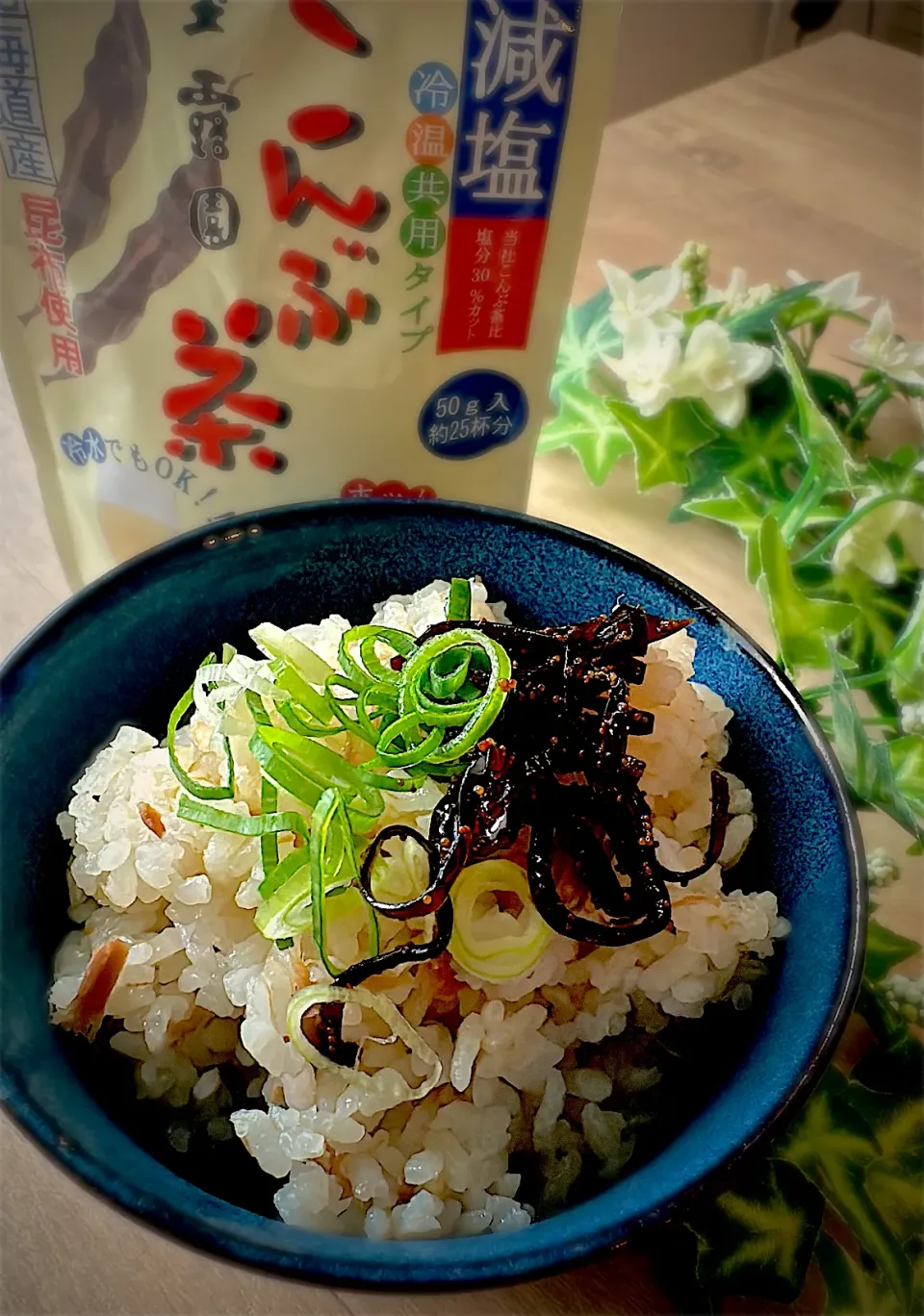 Snapdishの料理写真:昆布茶とシーチキン🐟の炊き込みご飯|みゆきさん