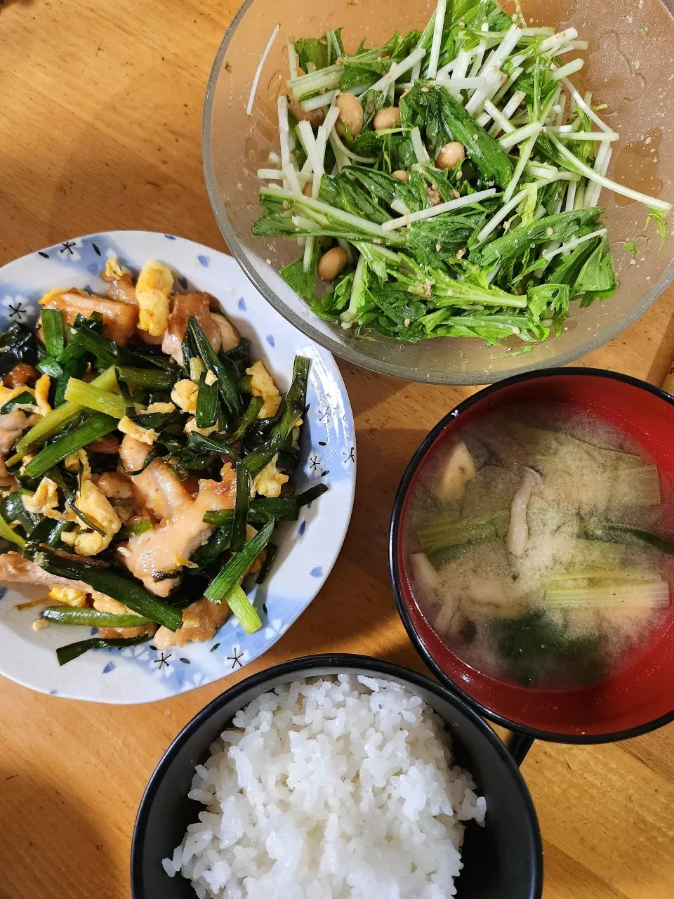 甘辛鶏ニラ玉、水菜と大豆のごまだれサラダ、小松菜としめじと油揚げの味噌汁|さきさん