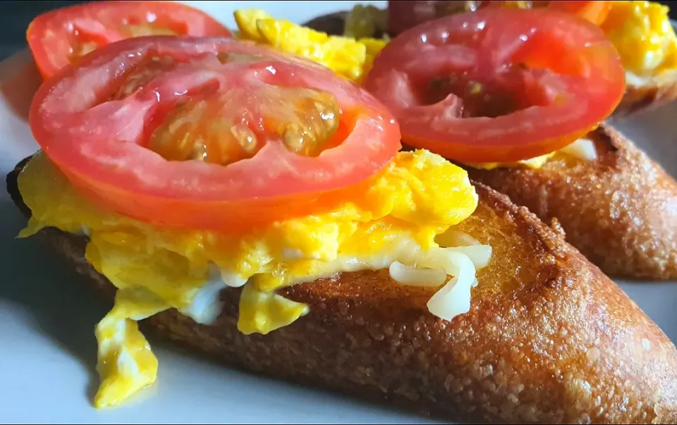 Good morning ☕️ French Toasts scrambled eggs with mozarella and tomatoes 🍅|🌷lynnlicious🌷さん