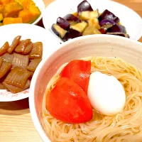 Snapdishの料理写真:トマトと半熟卵で冷麺風素麺|yuu.さん