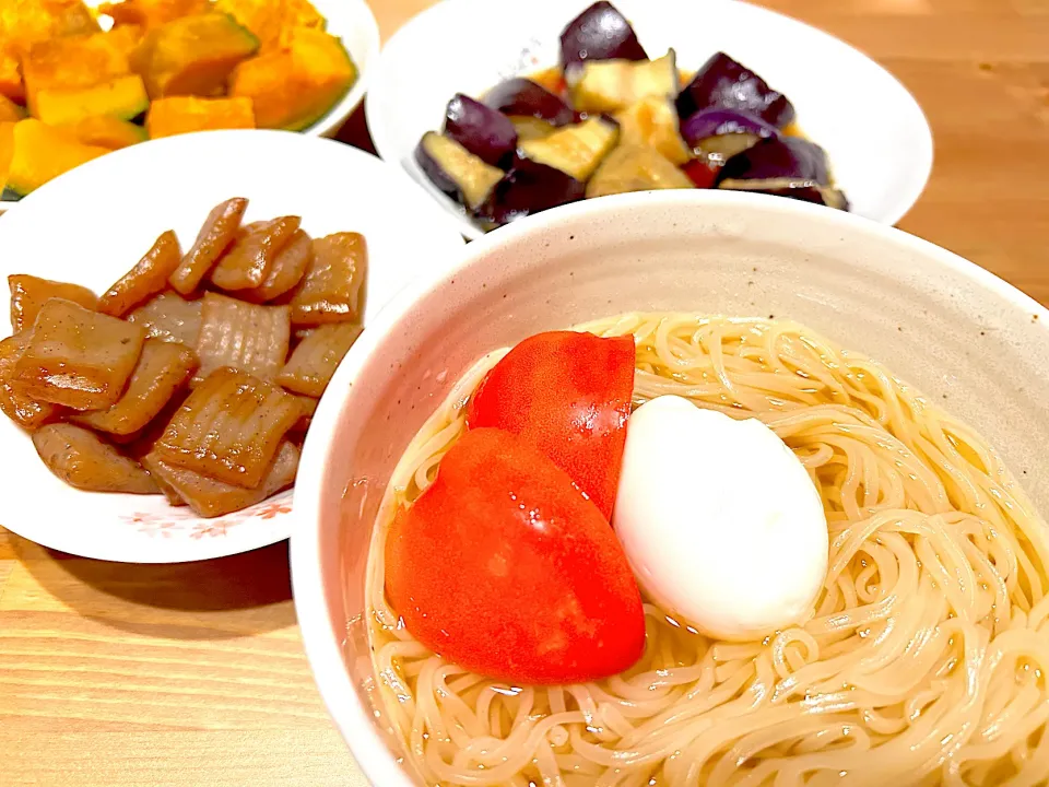 トマトと半熟卵で冷麺風素麺|yuu.さん