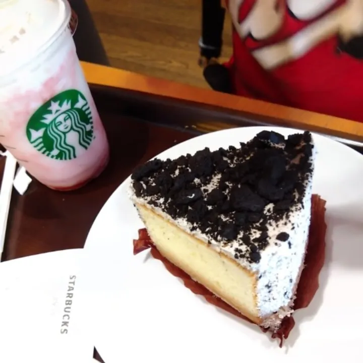 スタバ、息子のは苺フラペチーノ、シフォンケーキ😆🩷|m.rafuさん