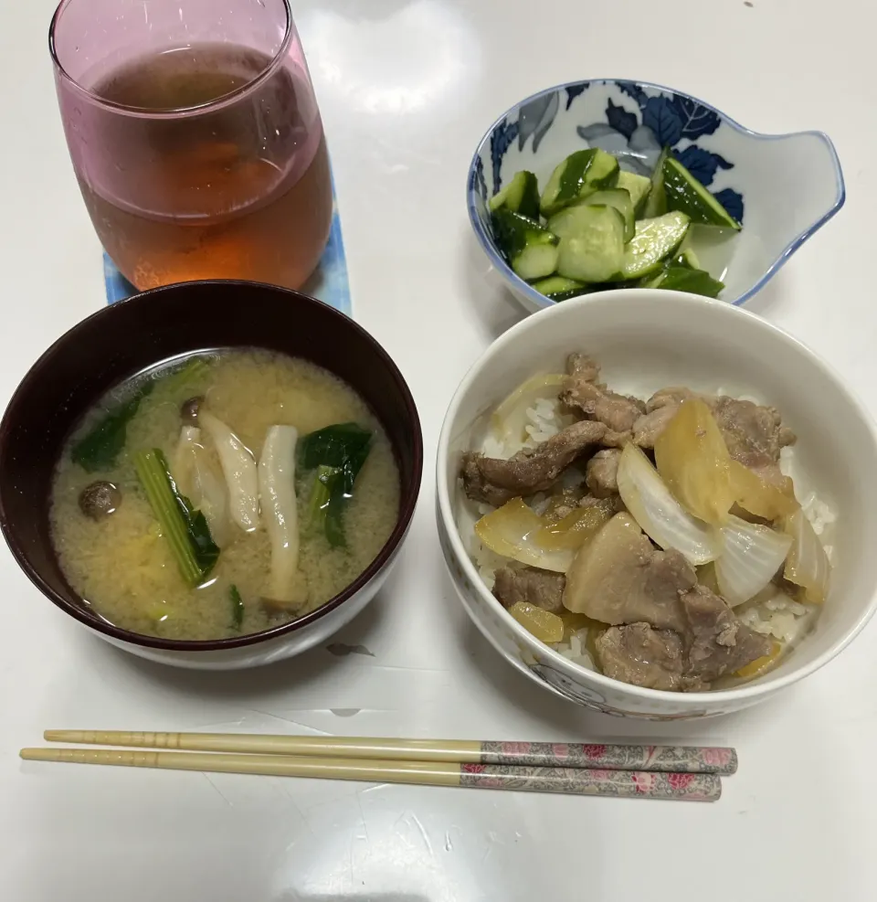 晩御飯☆豚玉丼（豚肩ロース・玉葱）☆胡瓜の酢の物（生姜・酢）☆みそ汁（白菜・しめじ・小松菜）|Saharaさん