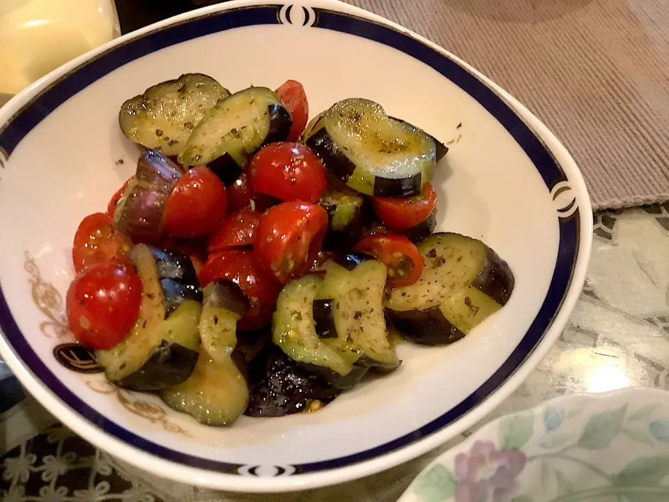 茄子とトマトの🍅🍆サラダ😋|アライさんさん