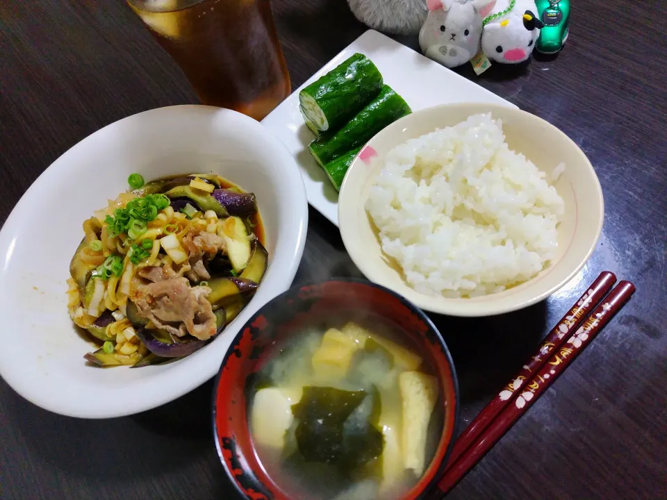 ごはん、豆腐とわかめと油揚げの味噌汁、中華薬味の豚なす炒め、屋台風きゅうり|サトリさん