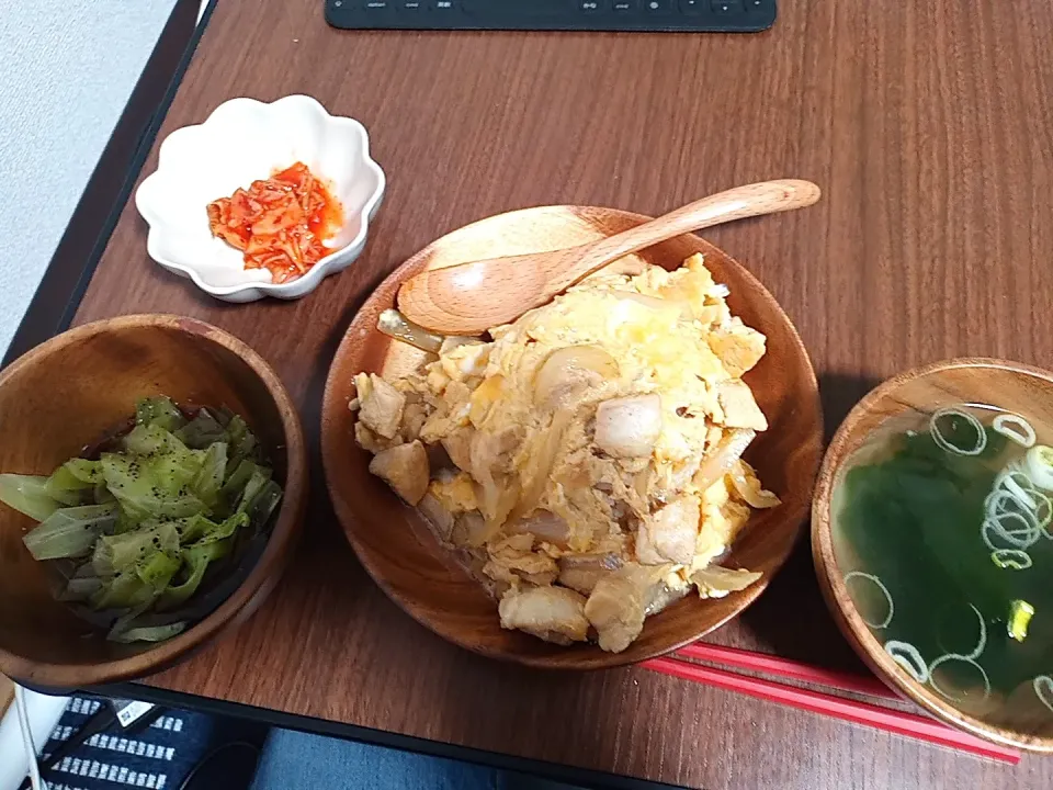 Snapdishの料理写真:親子丼　キャベツのおひたし　わかめスープ|しおしおさん