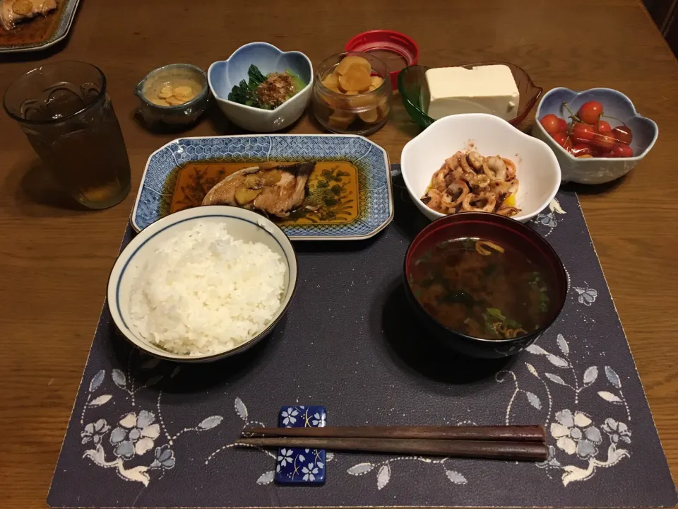 ご飯、ぶり照り、イカのガリバタ醤油ソテー、冷奴、小松菜のお浸し、沢庵、ガリ、生タイプ即席味噌汁、六条麦茶(夕飯)|enarinさん