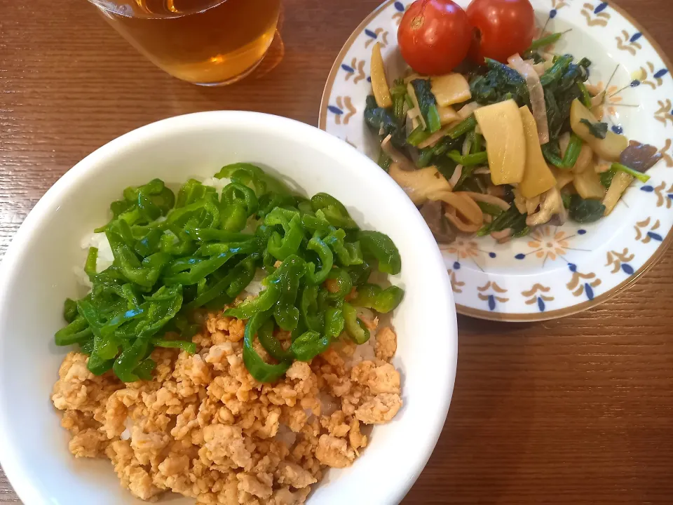 Snapdishの料理写真:そぼろ丼　ほうれんそうとエリンギのバター醤油炒め|🍏りんご🍎さん