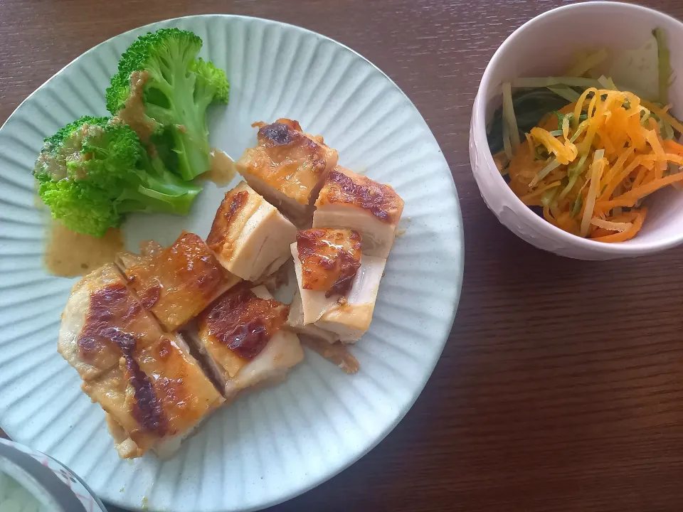 とりももみそ漬け焼き　ブロッコリー　水菜とにんじんのおひたし|🍏りんご🍎さん