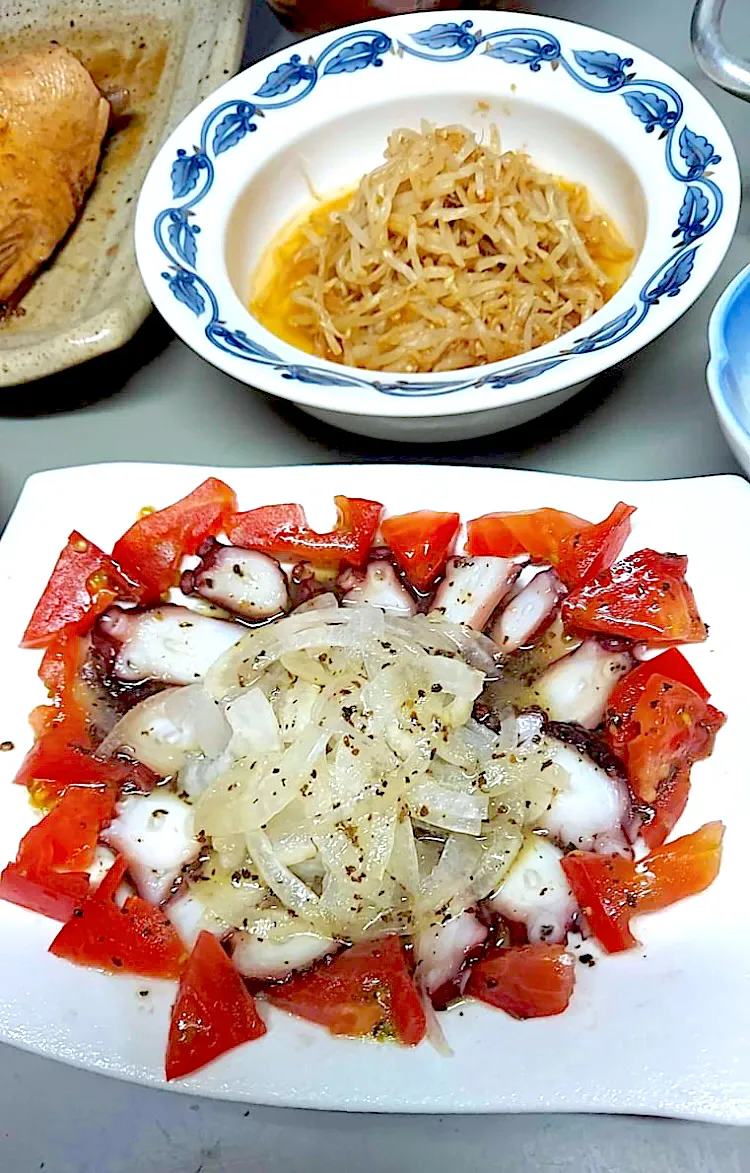 頂いた活きタコ🐙の浜茹でを友達と3人で分けて、【タコ🐙のカルパッチョ】🍅は飾ったのではなく、落として半分潰れてしまったので使えるとこを切って並べただけです💦と、【もやしの中華酢の物】|🐈⸒⸒⸒⸒つるのダンス🐈🐾さん