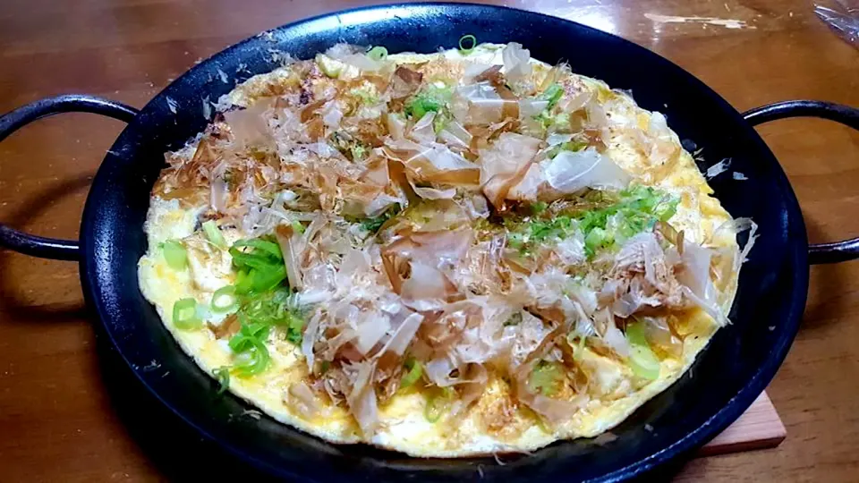 パエリアパンで作る【豆腐鉄板】バターで木綿豆腐を両面焼いて とじ卵をかけて焼きあがったらたっぷりの花鰹とネギ、海苔をかけてポン酢で食べます（海苔はなかったので今回は海苔なし）|🐈⸒⸒⸒⸒つるのダンス🐈🐾さん