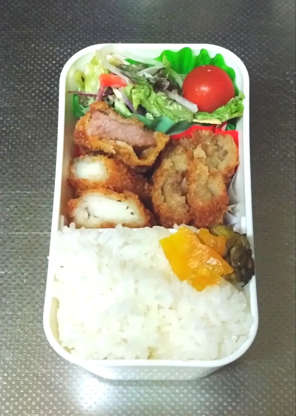 ミックスフライ弁当
(豚カツ、イカフライ、コロッケ)|黒川克博さん