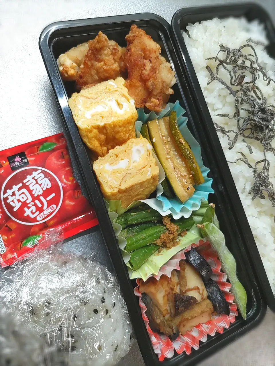 Snapdishの料理写真:本日のお弁当
米粉唐揚げ
毎日卵焼き
ズッキーニポン酢炒め
作り置きインゲン胡麻和え
作り置き茄子厚揚げ胡麻味噌煮
自然解凍枝豆|Kaoriさん