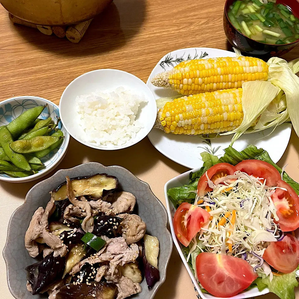 Snapdishの料理写真:2024/06/25 山梨の野菜たち 豚&茄子ピリ辛炒め、庭の枝豆、朝どれトウモロコシ甘助|kykyさん