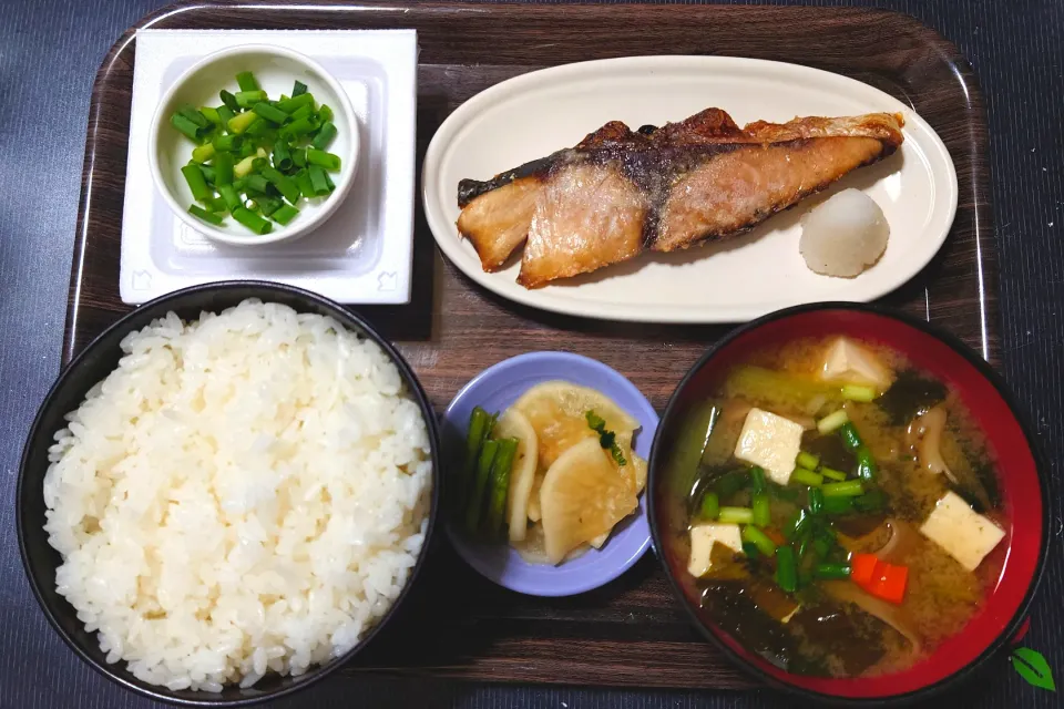 今日の朝ごはん（ごはんは千葉県産ふさおとめ、わらさの塩焼き（ぶりの塩焼き）、納豆、野菜ときのこのみそ汁、かぶの漬物）|Mars＠釜飯作り研究中さん