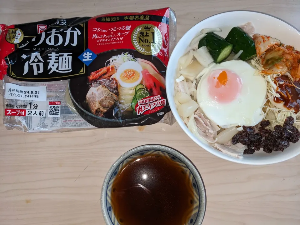 2024/06/26〜自分は新たな1週間スタートの食事メニューは、付け盛岡冷麺
・具材等（市販の盛岡冷麺一袋＋添付のタレ＋豚バラ肉＋自家製顆粒昆布の胡瓜＋目玉焼き＋市販のキムチ＋今回はレーズン＋桃屋キムチの素＋丸本大香胡麻油＋水）|Tarou  Masayukiさん