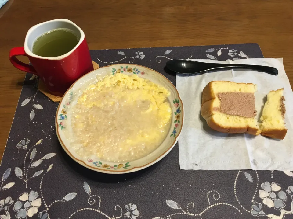 オートミール中華粥、シュガーチョコホイップパン、熱い日本茶(朝ご飯)|enarinさん