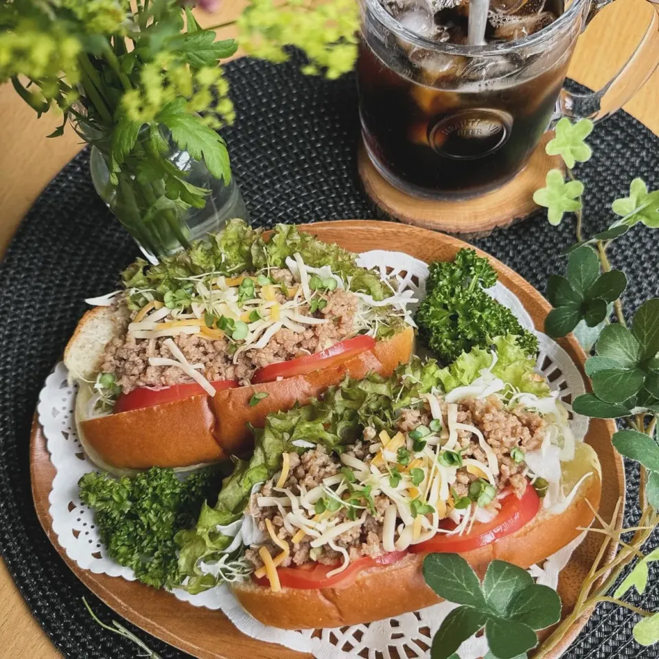 Snapdishの料理写真:6/26❤︎鶏そぼろコッペパンサンド🌱✨
お弁当の残り物で…✨

＊ 麻布十番モンタボーニココッペパン
＊ 鶏そぼろ
＊ ミックスチーズ
＊フリルレタス＊キャベツ ＊トマト|Makinsさん