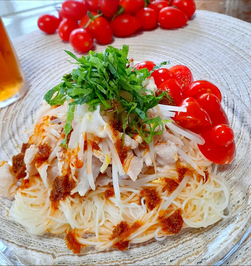 豚しゃぶもやしサラダ素麺
食べるラー油明太子のせ🎶|びせんさん