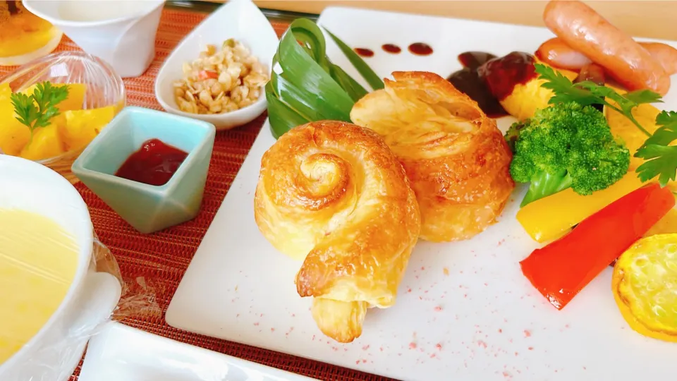 焼き立てでんでん虫🐌クロワッサン　　　　　　　オムレツ|トモロヲさん