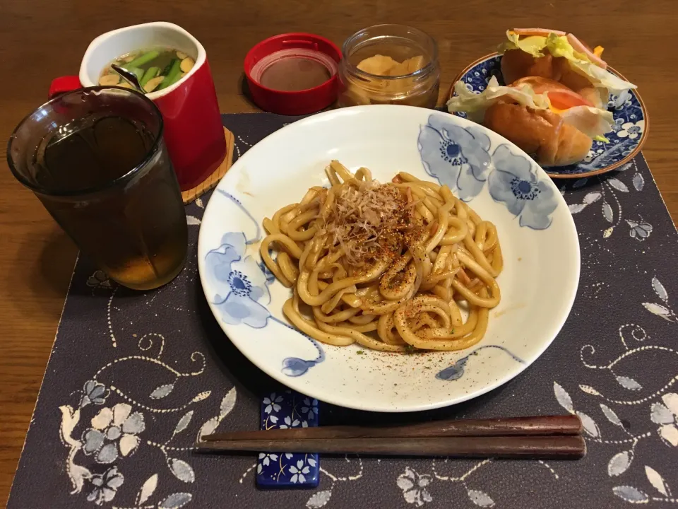 焼きうどん、レーズンロールパンサンドイッチ、沢庵、ワカメ＆揚げ玉ねぎ＆揚げニンニク＆茹で小松菜入りタマネギスープ、六条麦茶(昼飯)|enarinさん