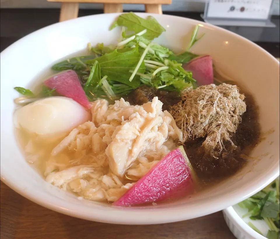 和だしで仕上げた蒸し鶏と　とろろ昆布、温泉卵フォー|chikakoさん