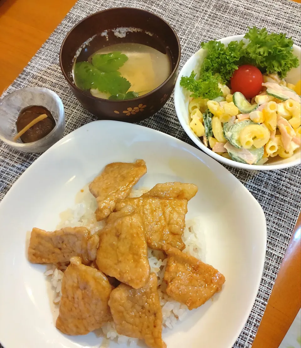 ☆豚丼
☆マカロニサラダ
☆すまし汁
☆キューちゃん漬け|chikakoさん