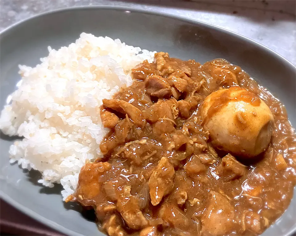 今夜は玉ねぎの水分と鶏肉の旨みを凝縮した、至高の無水チキンカレーを頂きました😋👍🎵|ギムレットさん